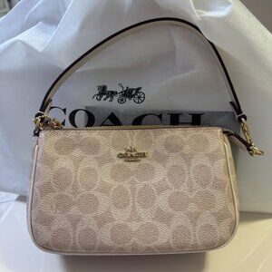The new small Coach shoulder bag can be carried by hand